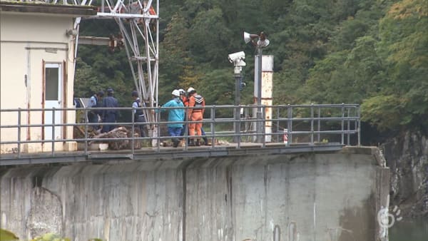 山形県鶴岡市の八久和ダムで救出作業